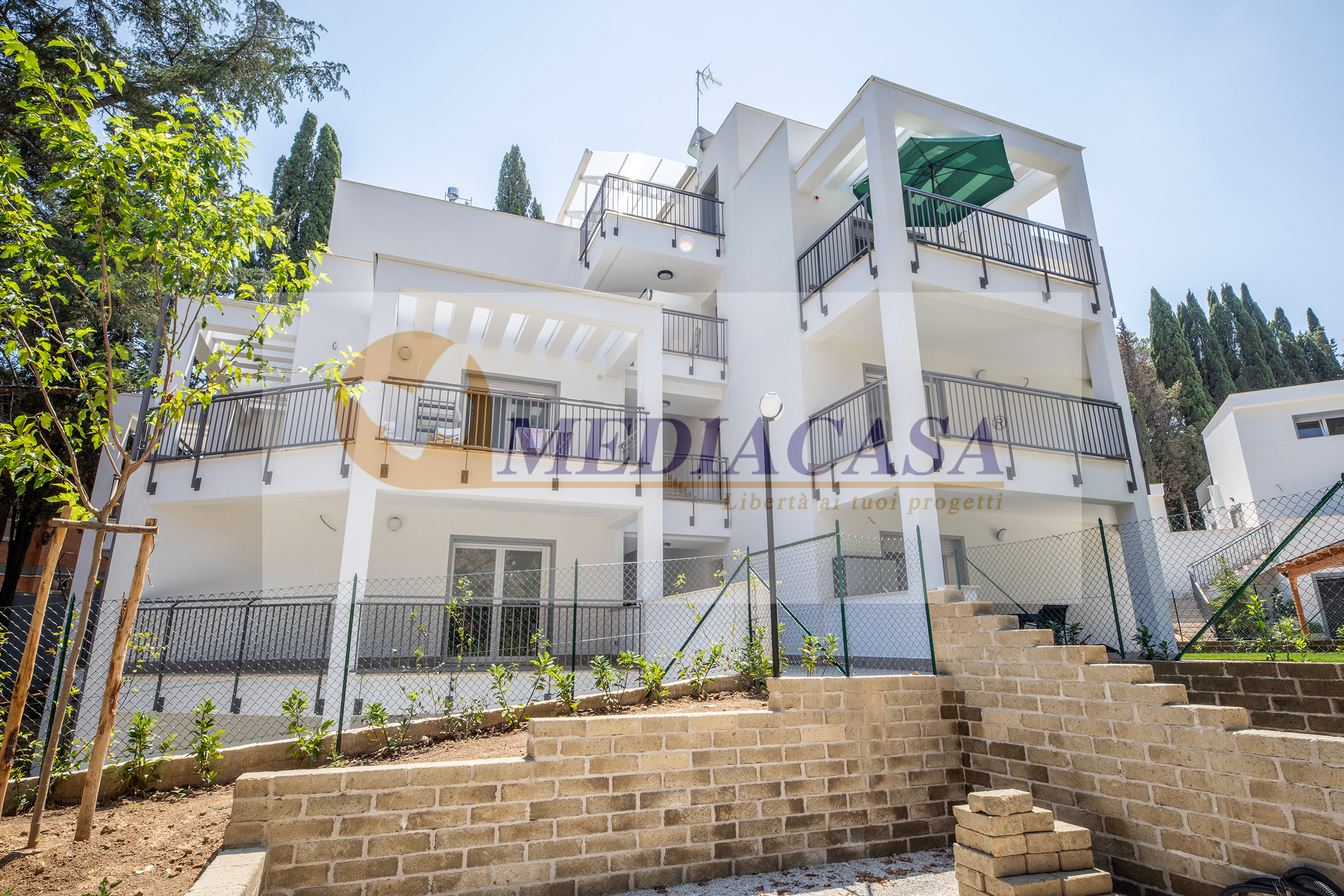 Cantina e 2 posti moto in vendita in Via Dell'Isola Farnese, 20