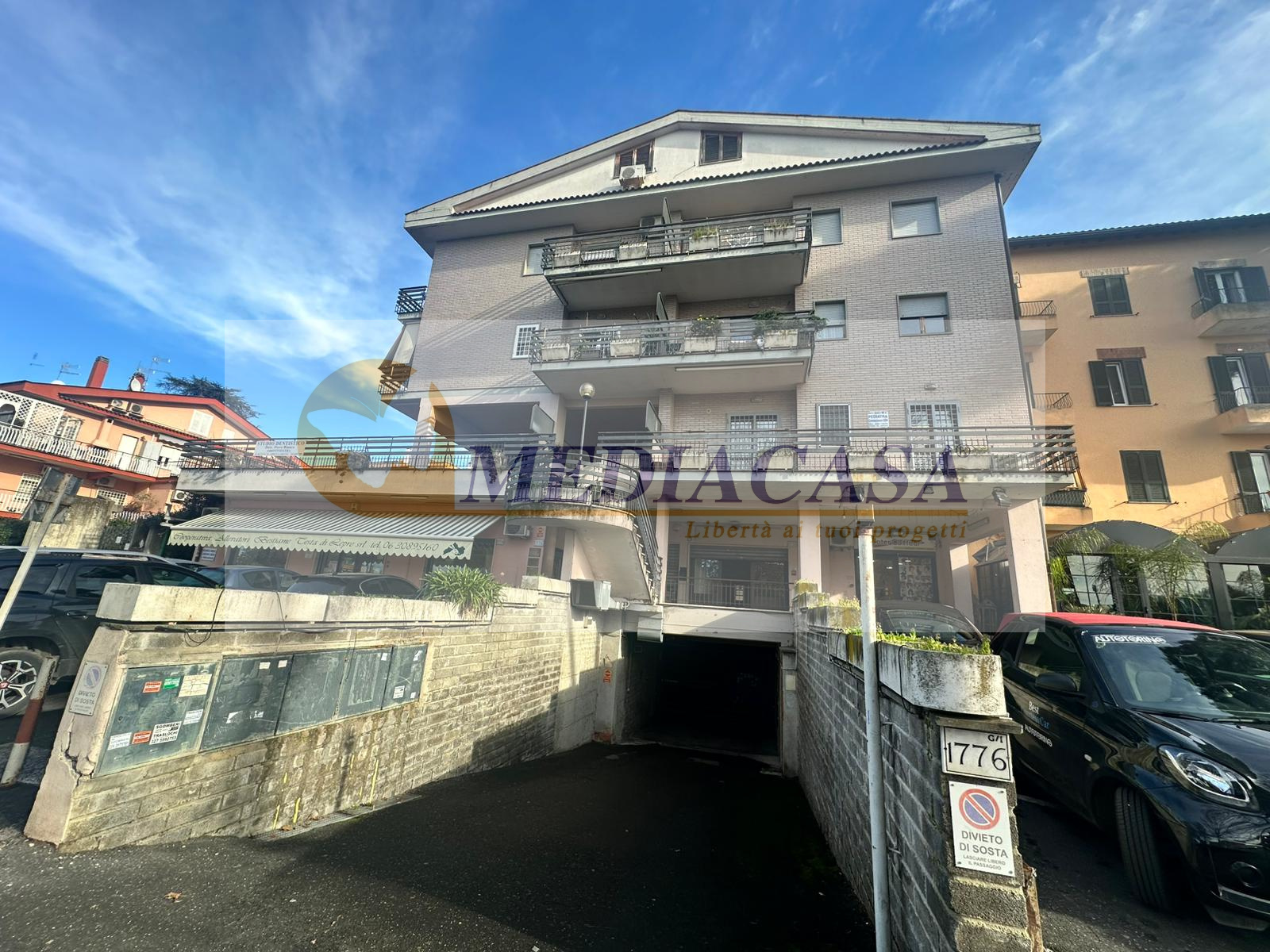 Locale commerciale in affitto Via Cassia 1776