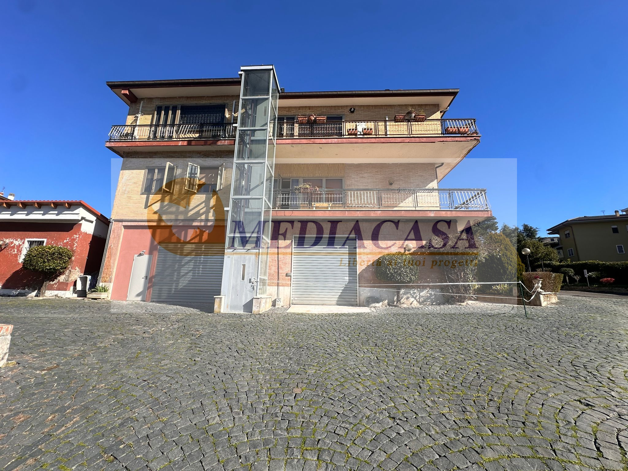 Locale in affitto in Via Cassia 1634