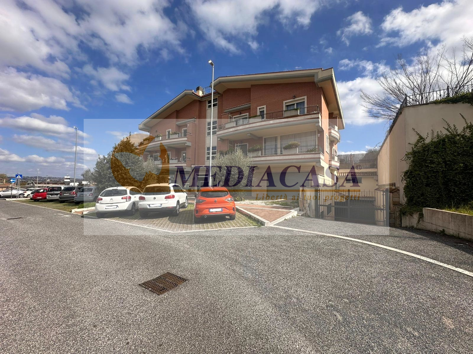 Box in vendita in Via Cassia 1844