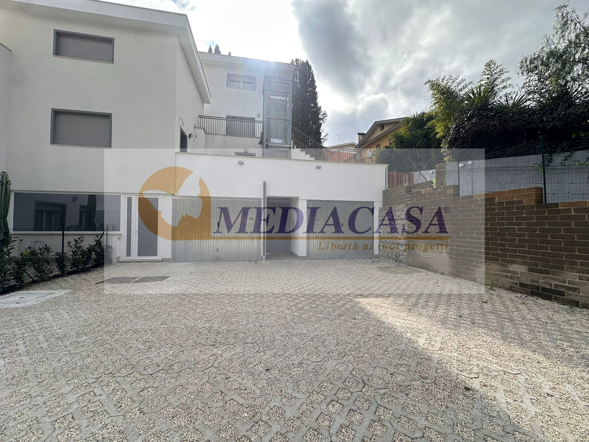 Box auto in vendita - Via dell'Isola Farnese, 20