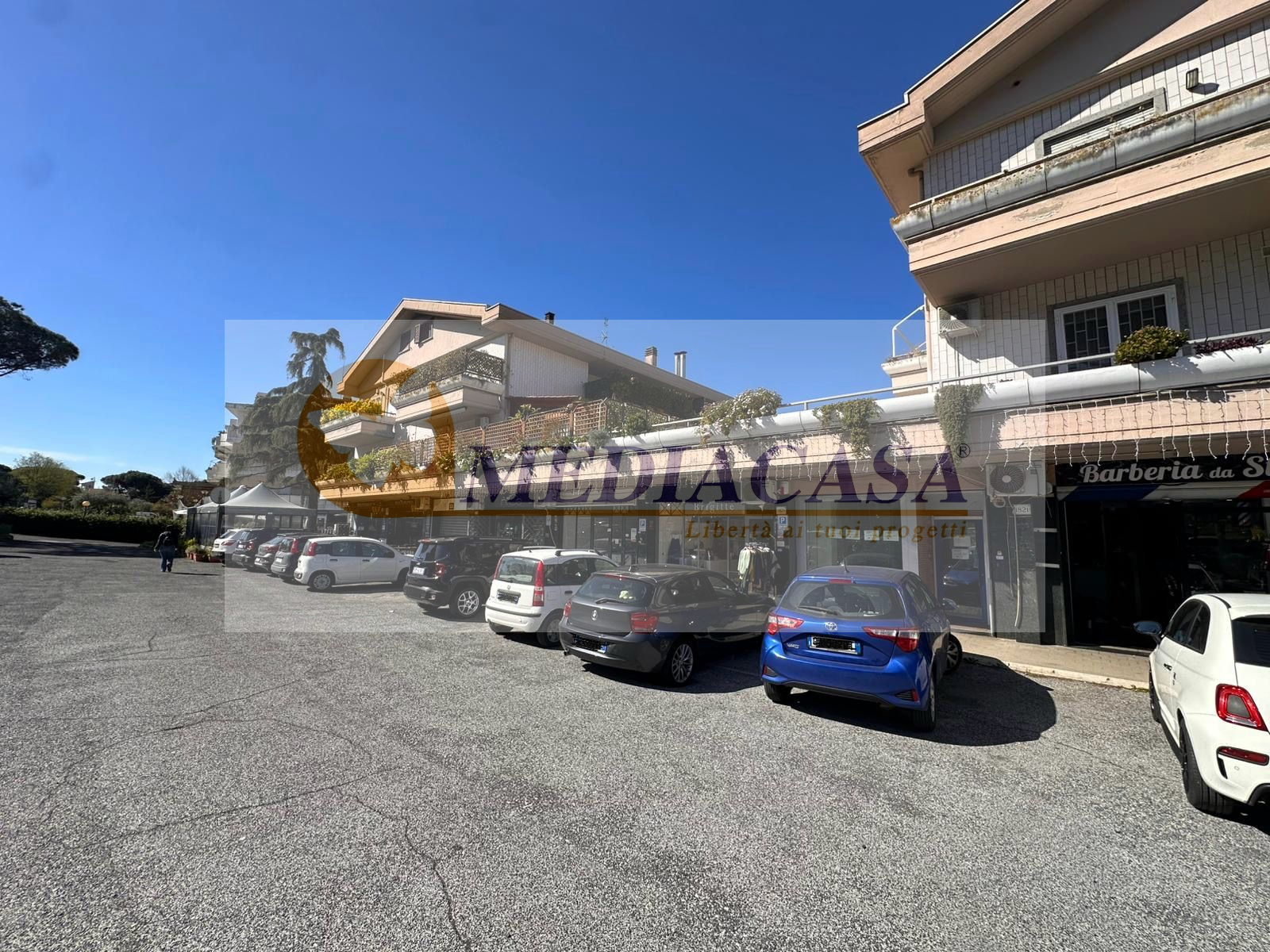 Locale commerciale in vendita - fronte Cassia